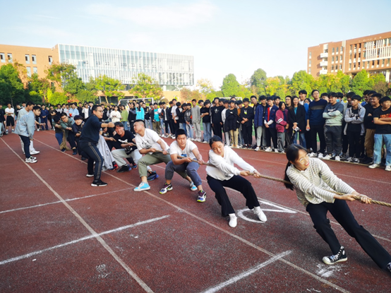 院團(tuán)委組織開(kāi)展學(xué)生拔河比賽